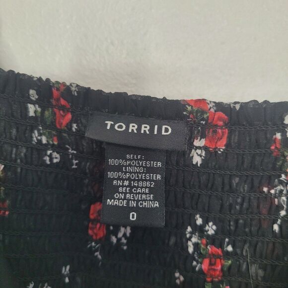 Torrid black red dark moody floral smocked back goth blouse tank top size Large - Picture 3 of 6
